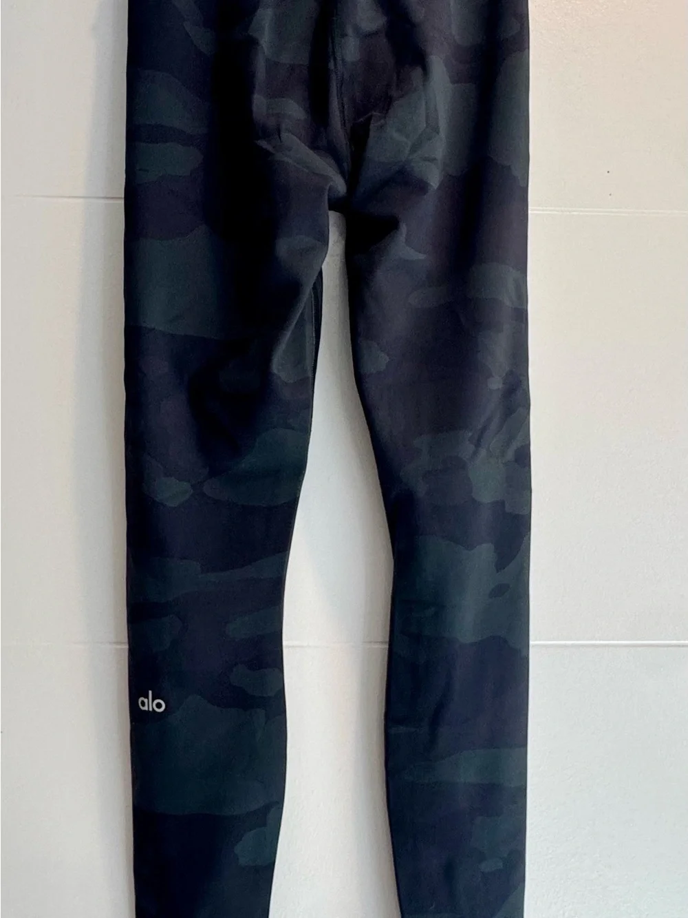 ALO Yoga Camo Leggings - Black and Dark Green